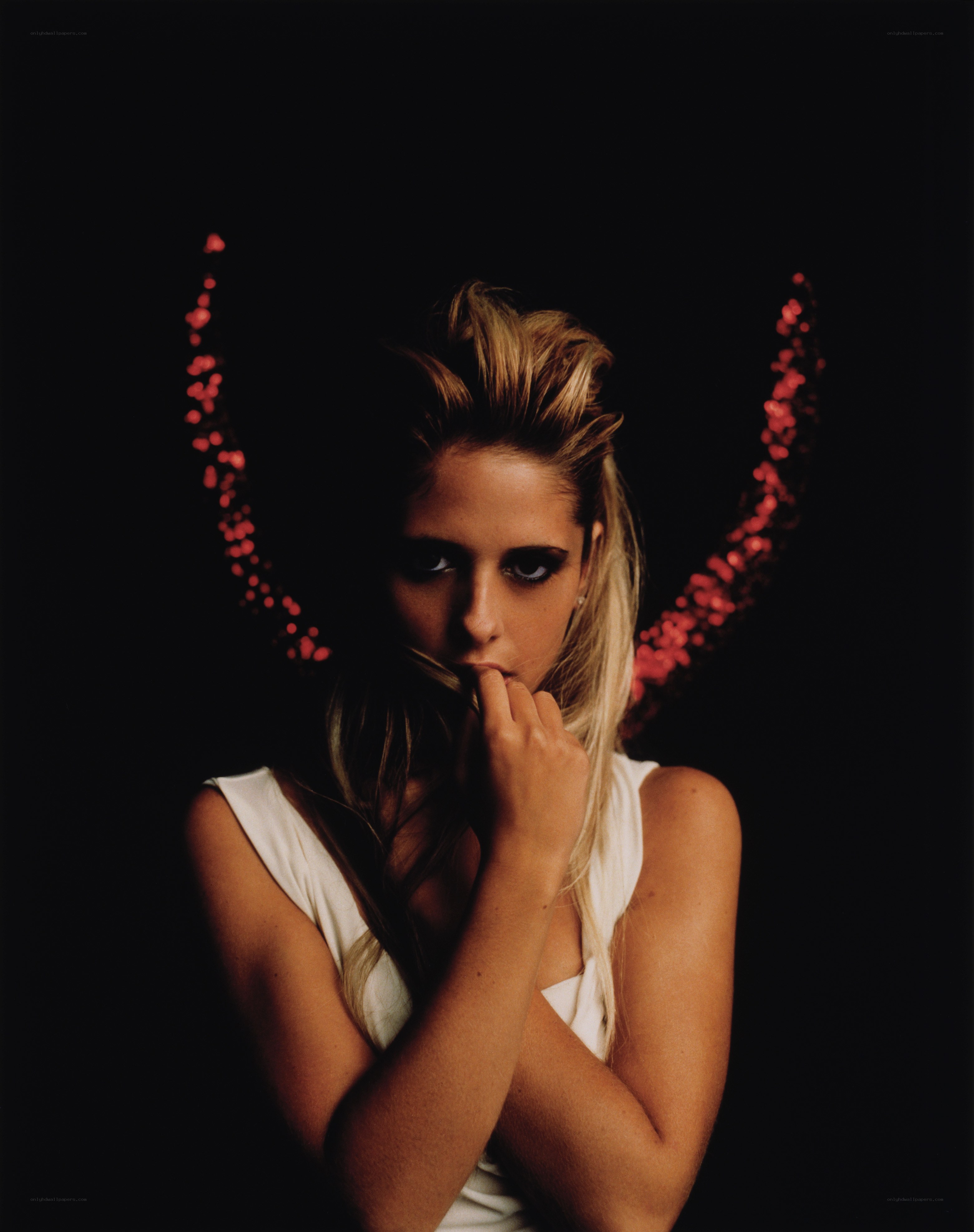 woman with devil horns