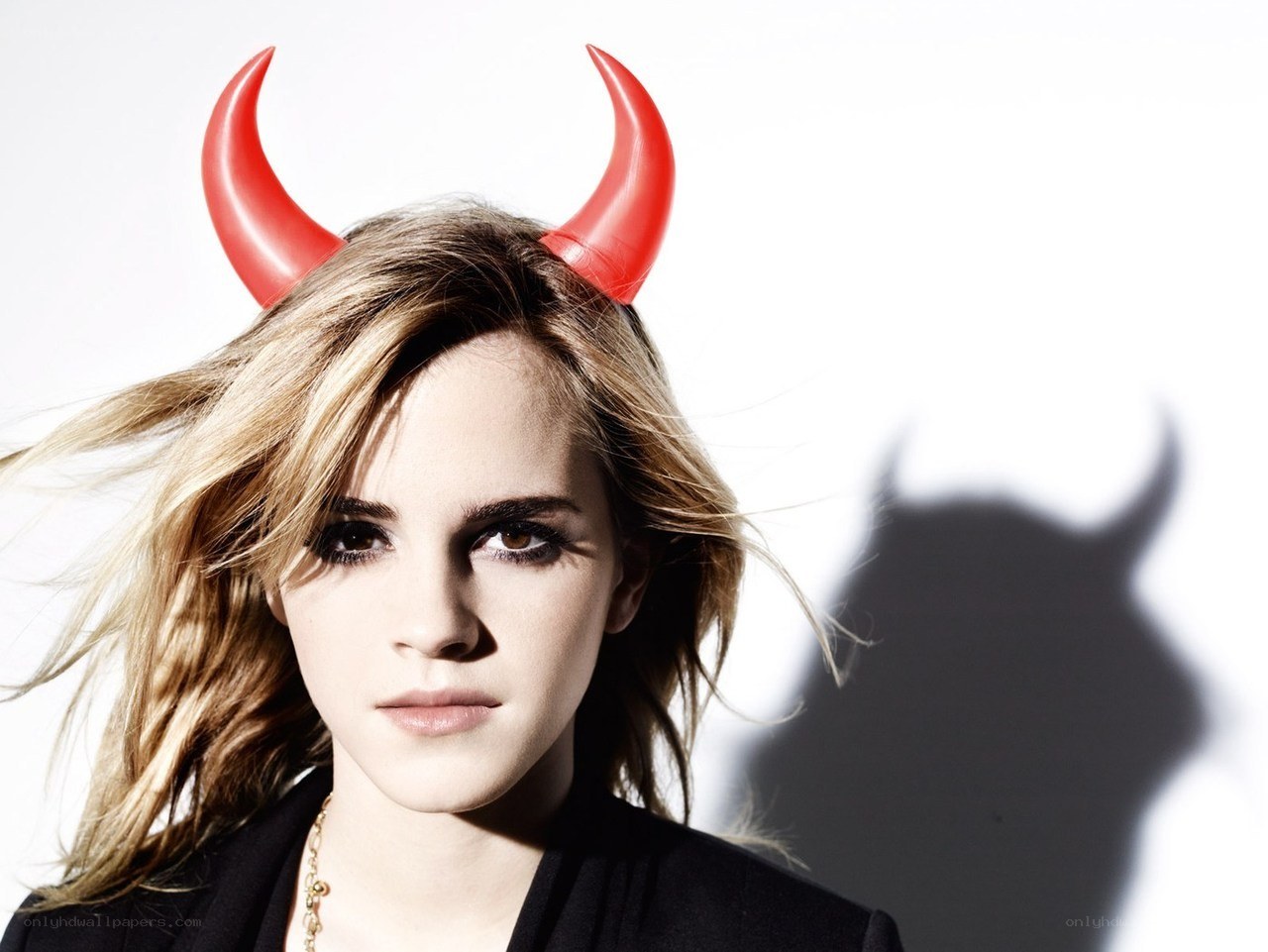 woman with devil horns