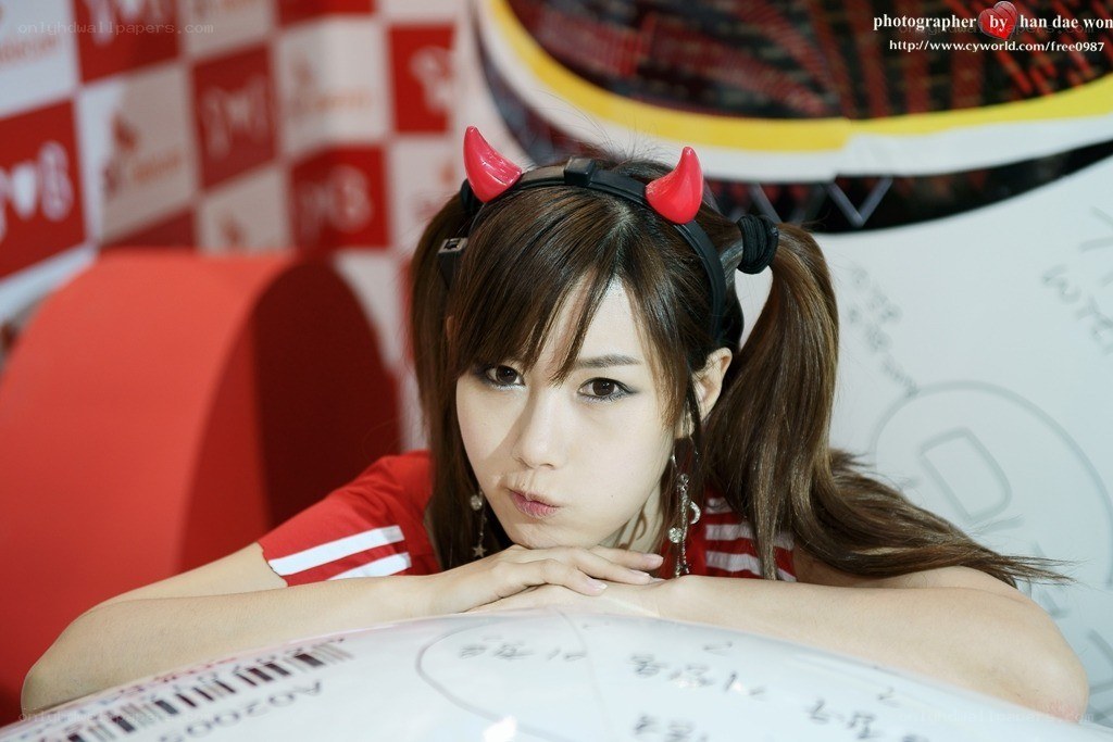 woman with devil horns at event