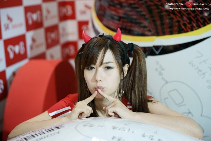 woman with devil horns posing