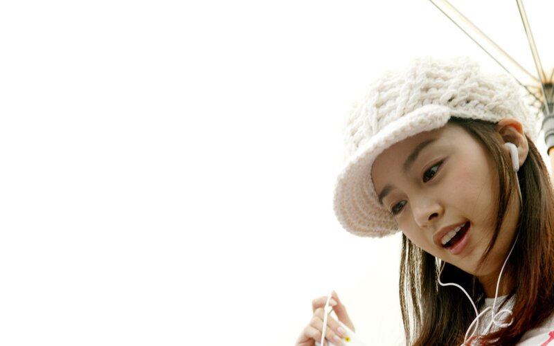 woman with earphones and hat