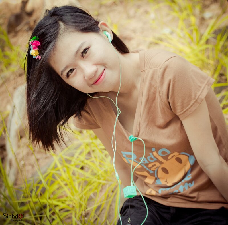 Woman with Earphones — Brown, Calm
