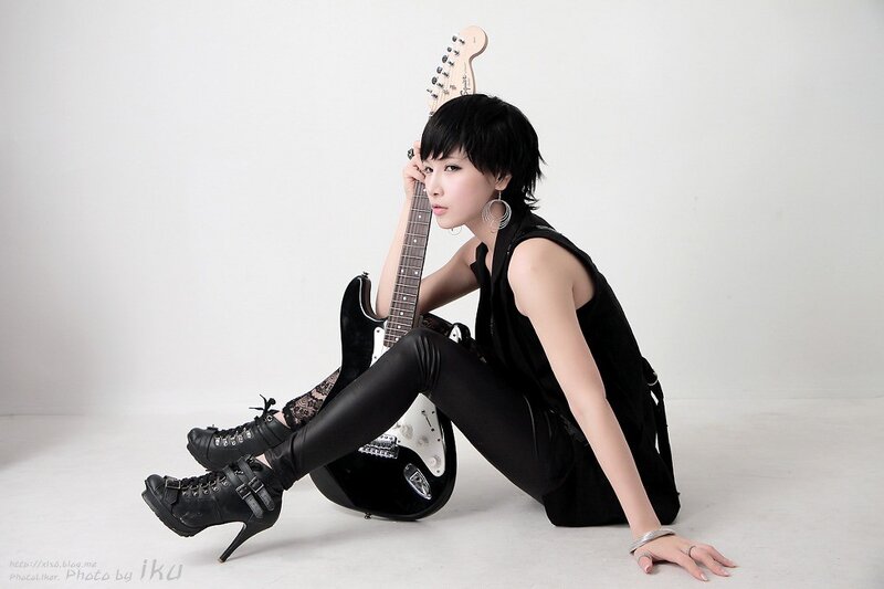 woman with electric guitar