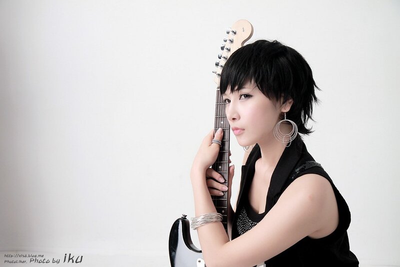 woman with electric guitar