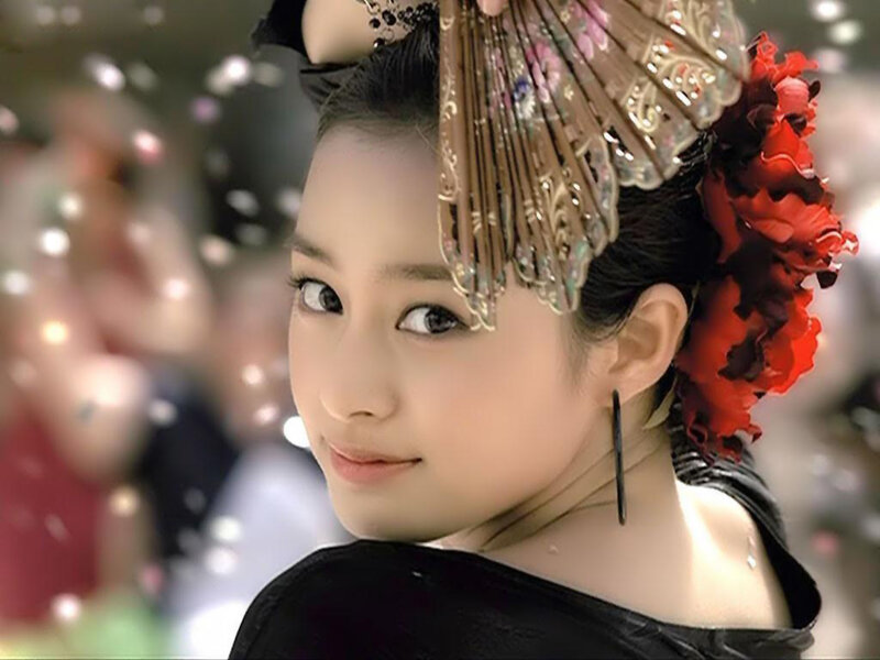 Woman with Fan and Flower — Black