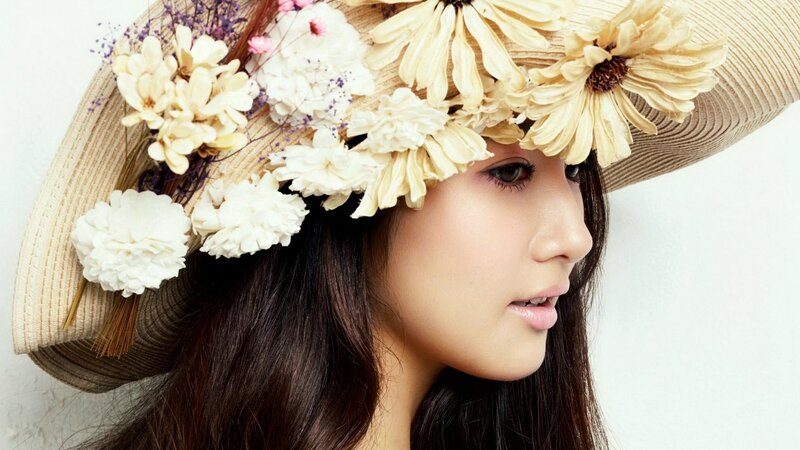 woman with floral hat