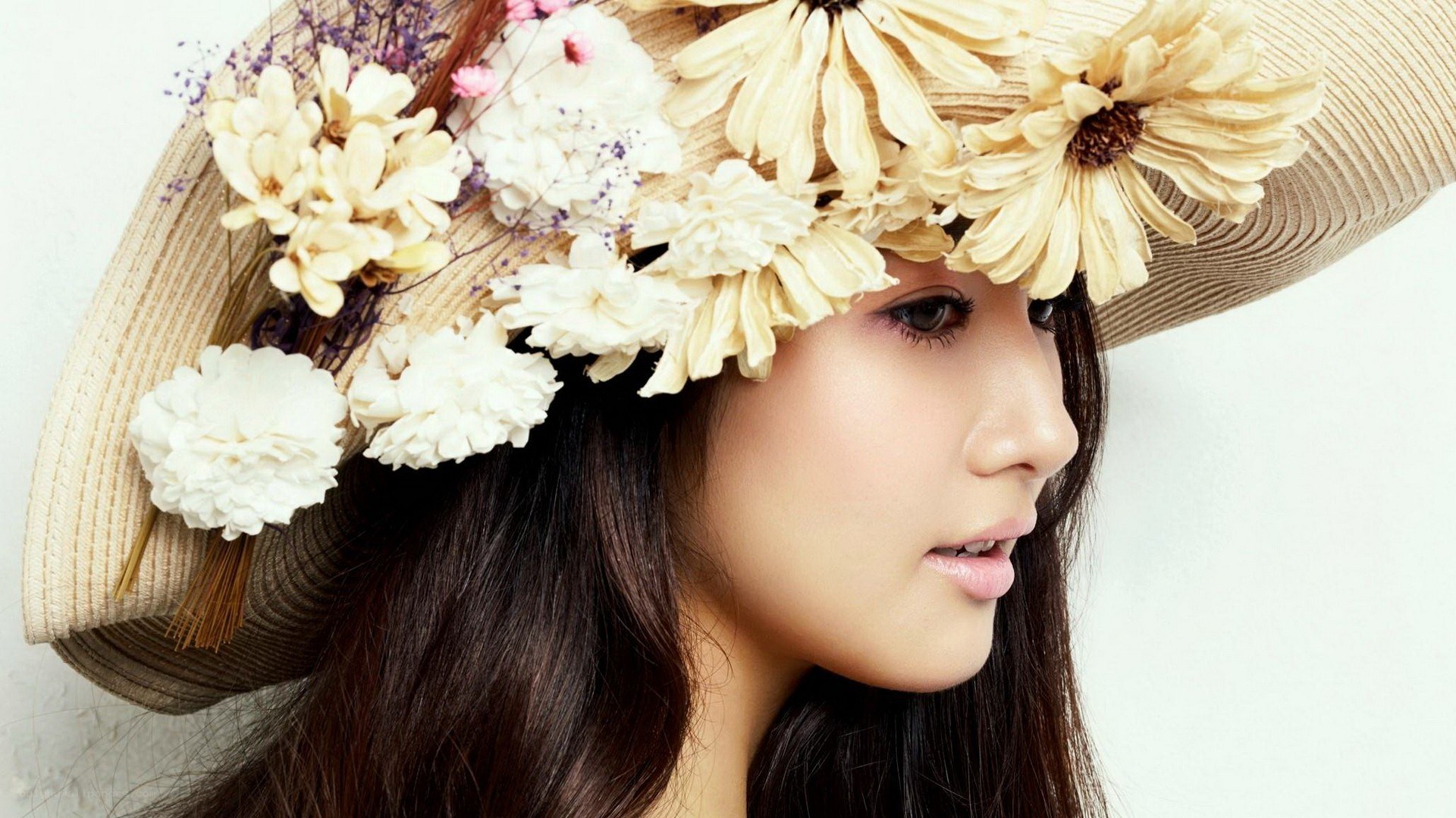 woman with floral hat