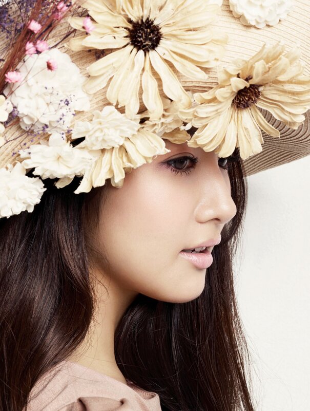 woman with floral hat