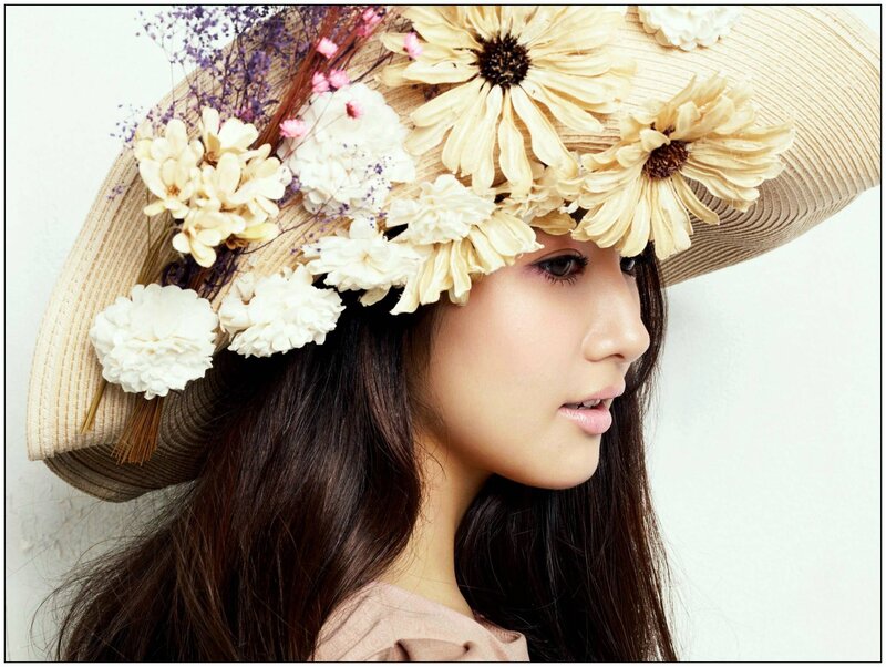 woman with floral hat