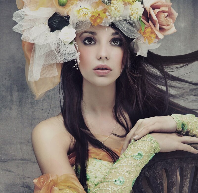 Woman with Floral Hat — Green