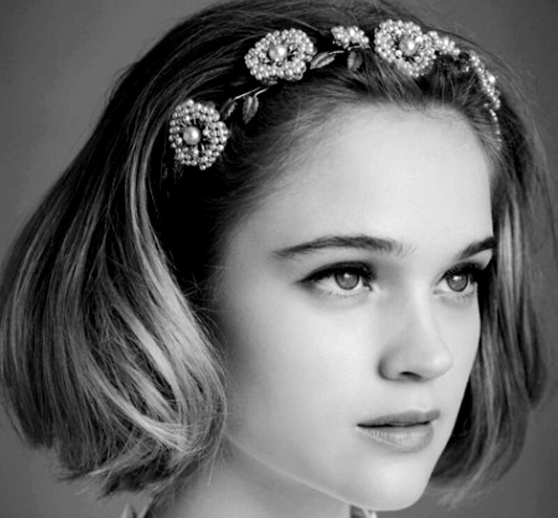 Woman with Floral Headband — Black