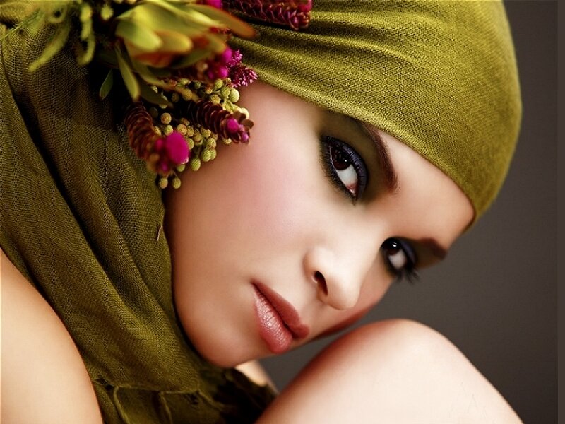 Woman with Floral Headwrap — Green