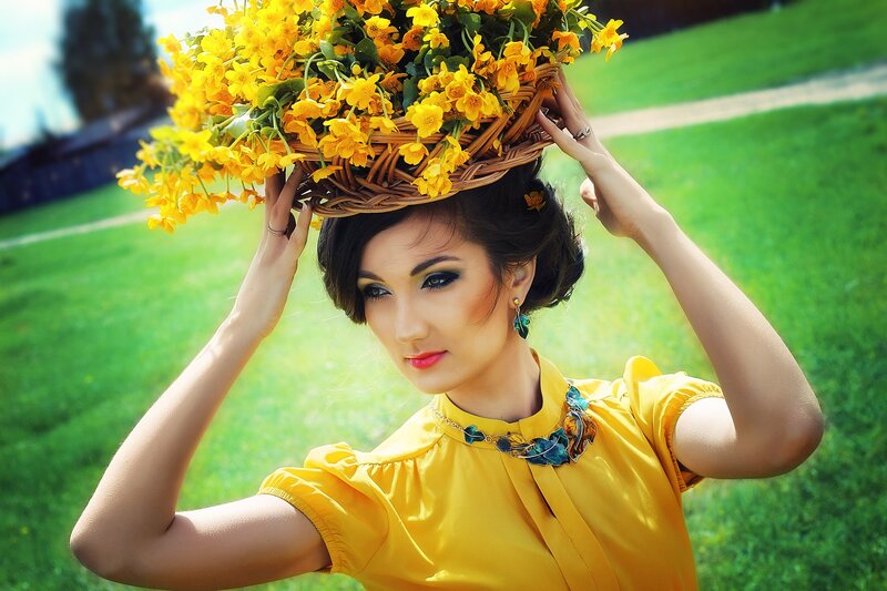 Woman with Flower Basket — Yellow