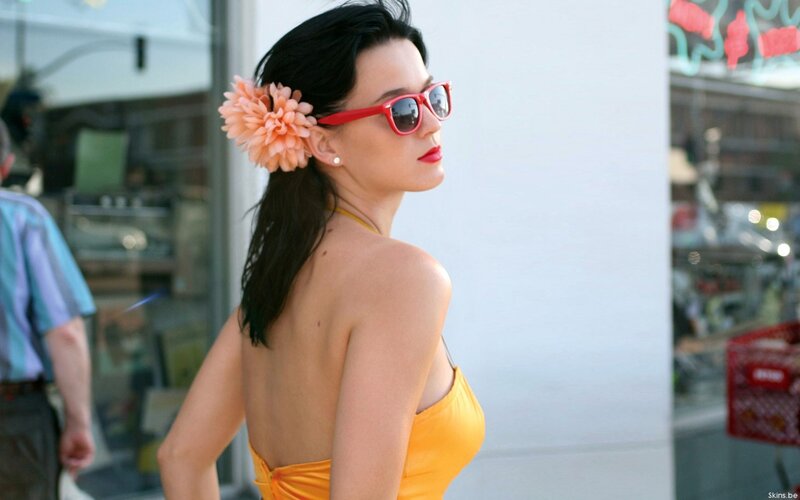 Woman with Flower in Hair — Yellow, Confident