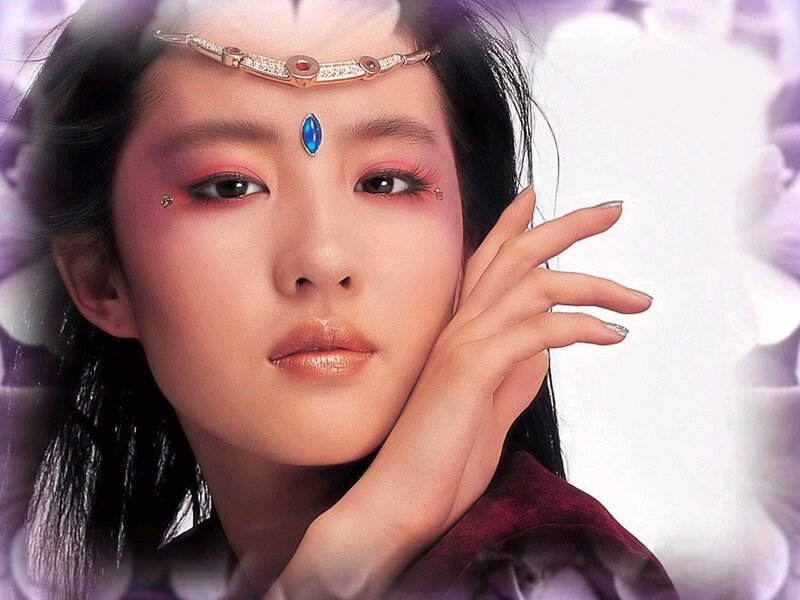woman with forehead jewelry