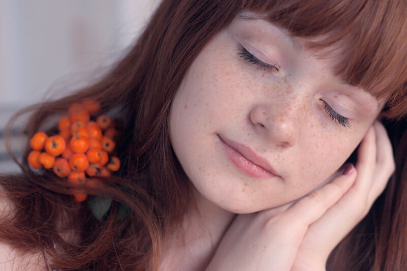 woman with freckles and berries