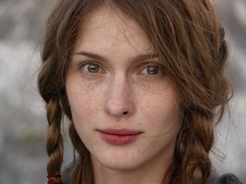 woman with freckles and braids
