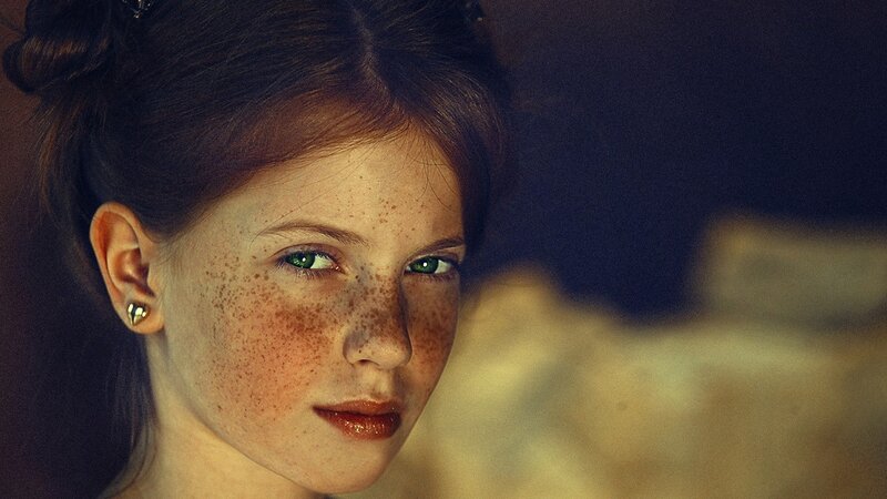woman with freckles and green eyes