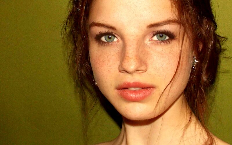 woman with freckles and green eyes