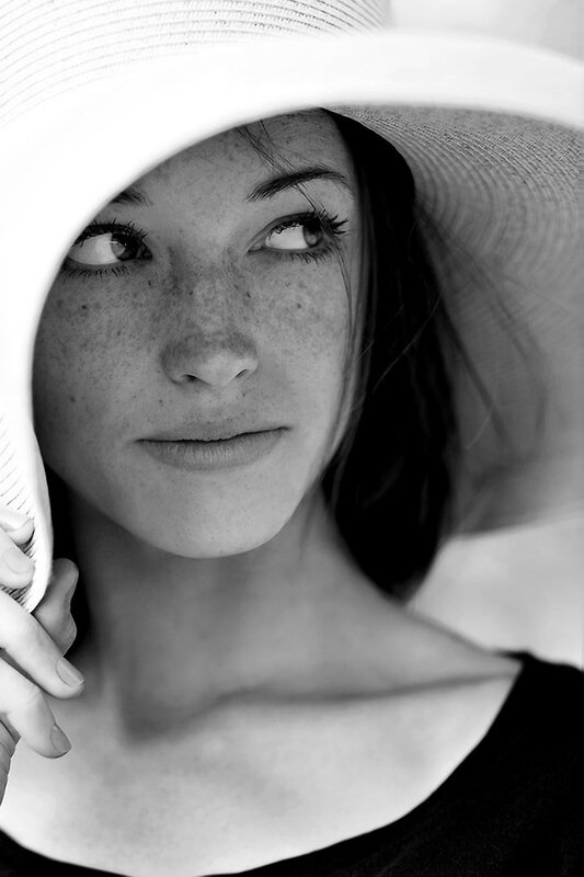 woman with freckles and hat