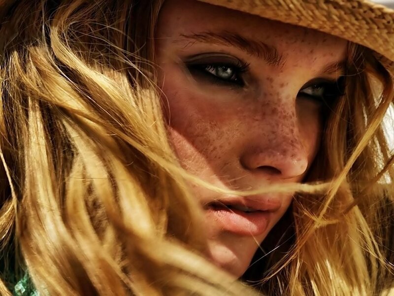 woman with freckles and straw hat