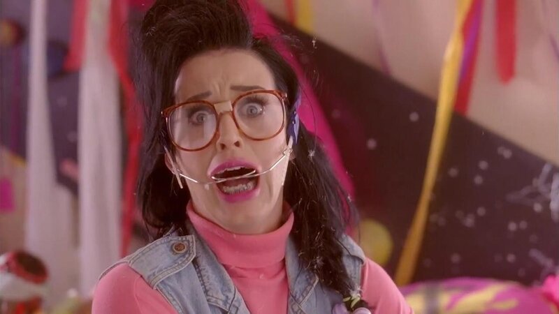 woman with glasses and pink clothes
