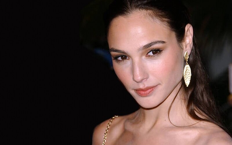 Woman with Gold Earrings — Black