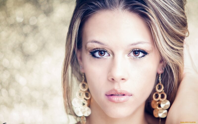 Woman with Gold Earrings — Neutral