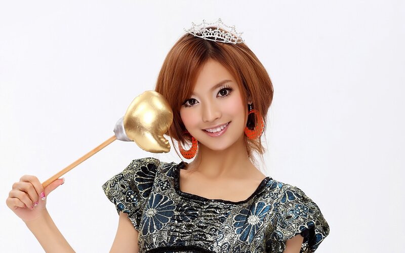 woman with golden boxing glove