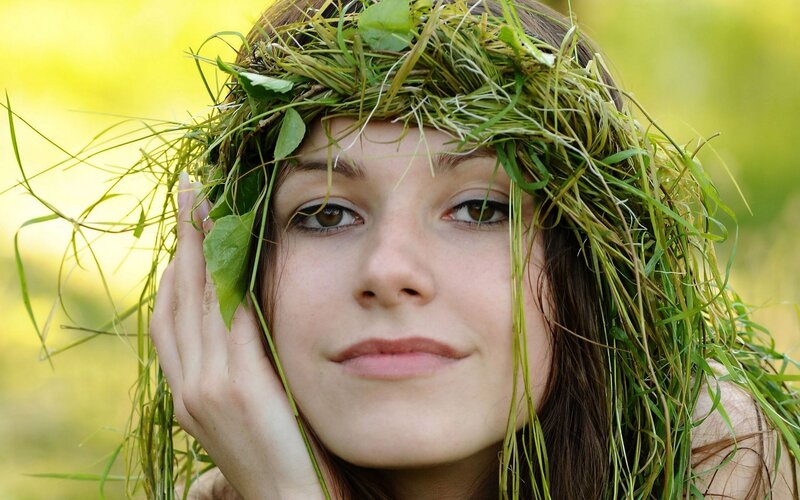 woman with grass crown