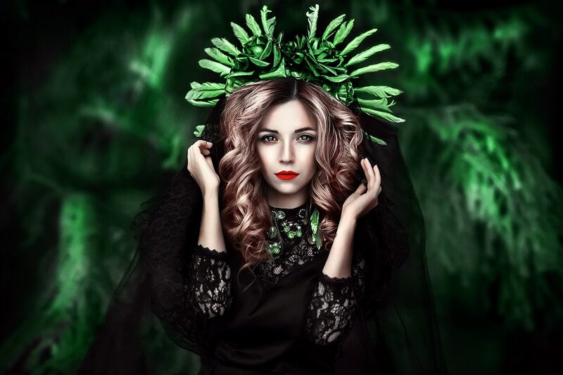 Woman with Green Crown — Dramatic, Photograph