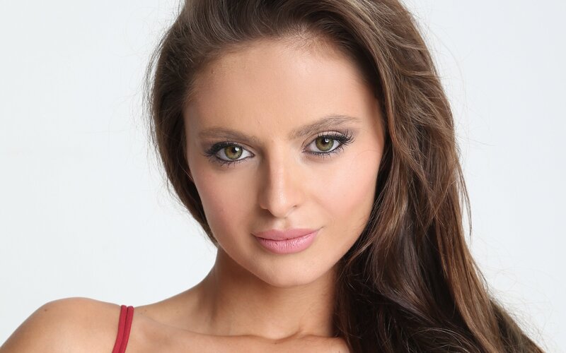 woman with green eyes
