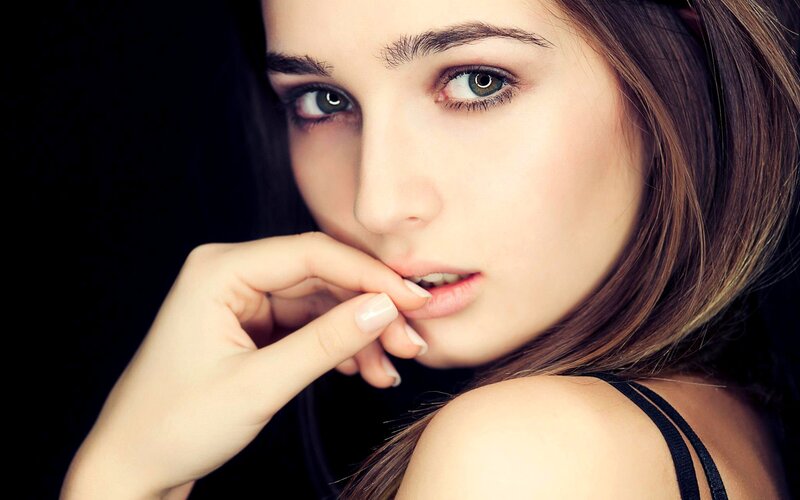 woman with green eyes