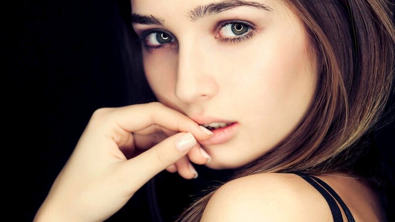 woman with green eyes
