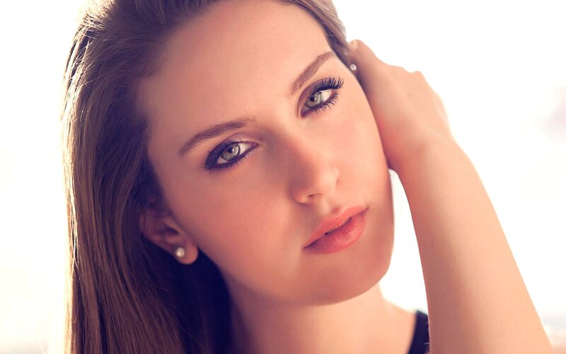 woman with green eyes
