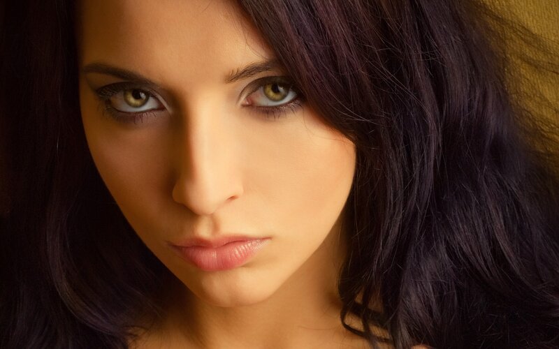 woman with green eyes