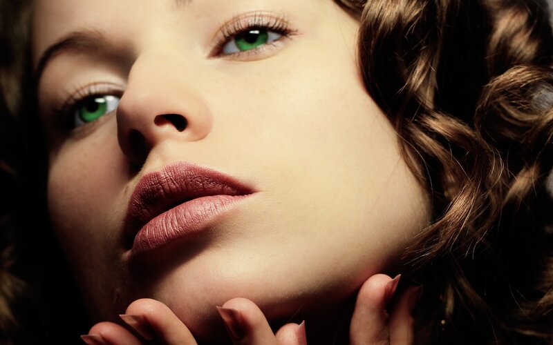 woman with green eyes