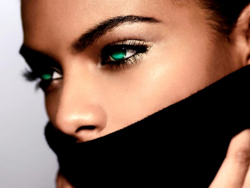 woman with green eyes