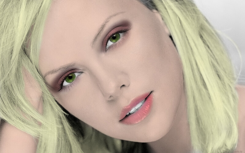 woman with green eyes and blonde hair
