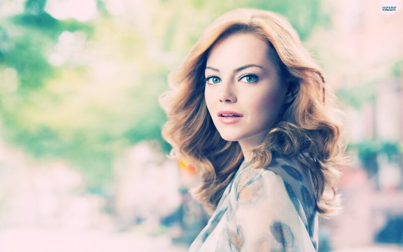 woman with green eyes and blonde hair