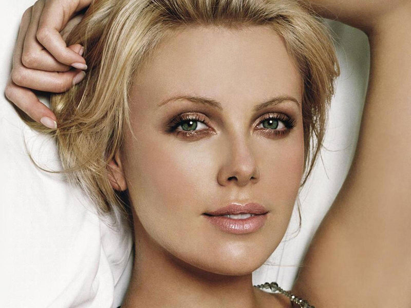 woman with green eyes and blonde hair