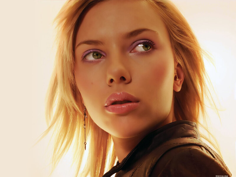 woman with green eyes and blonde hair