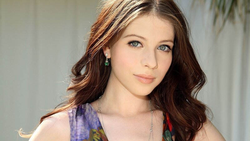 woman with green eyes and brown hair