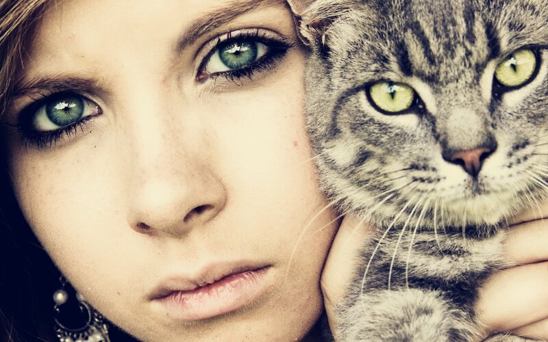 woman with green eyes and cat