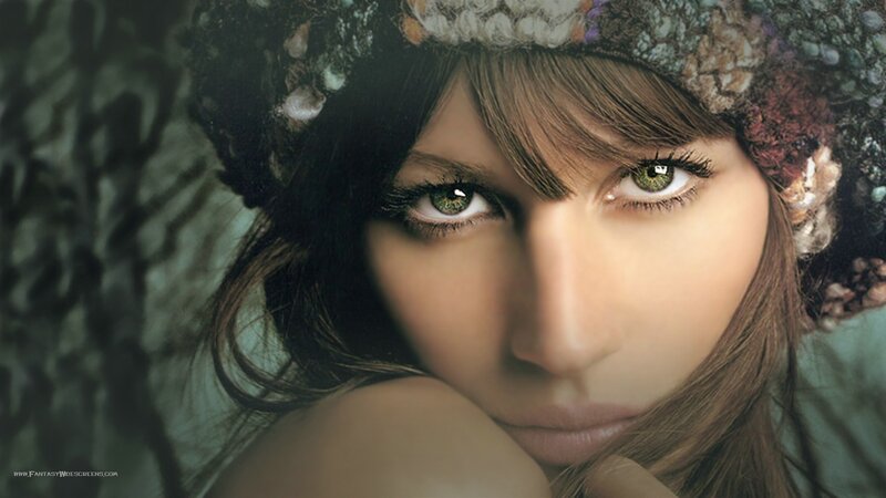 woman with green eyes and hat