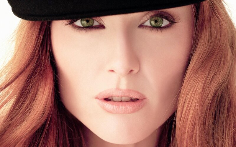 woman with green eyes and hat