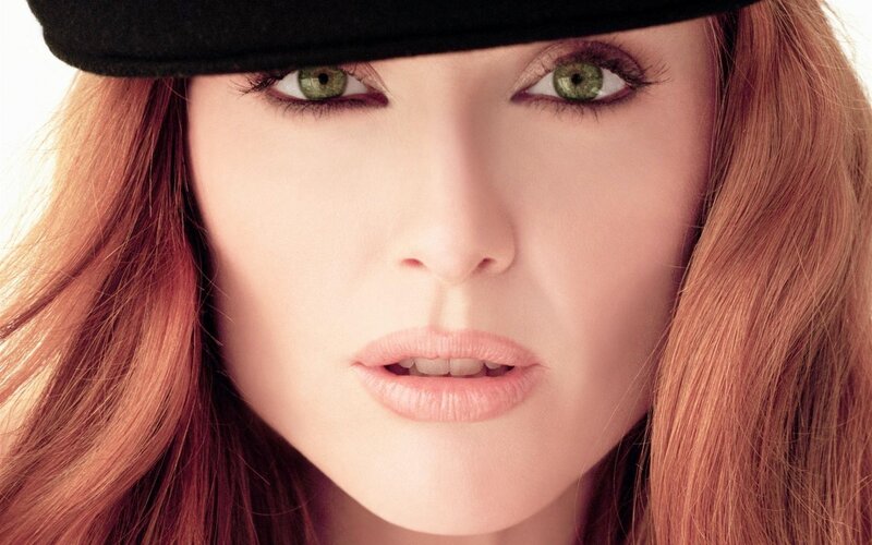 woman with green eyes and hat