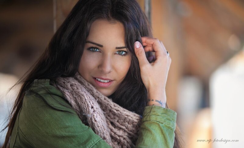 woman with green eyes and scarf