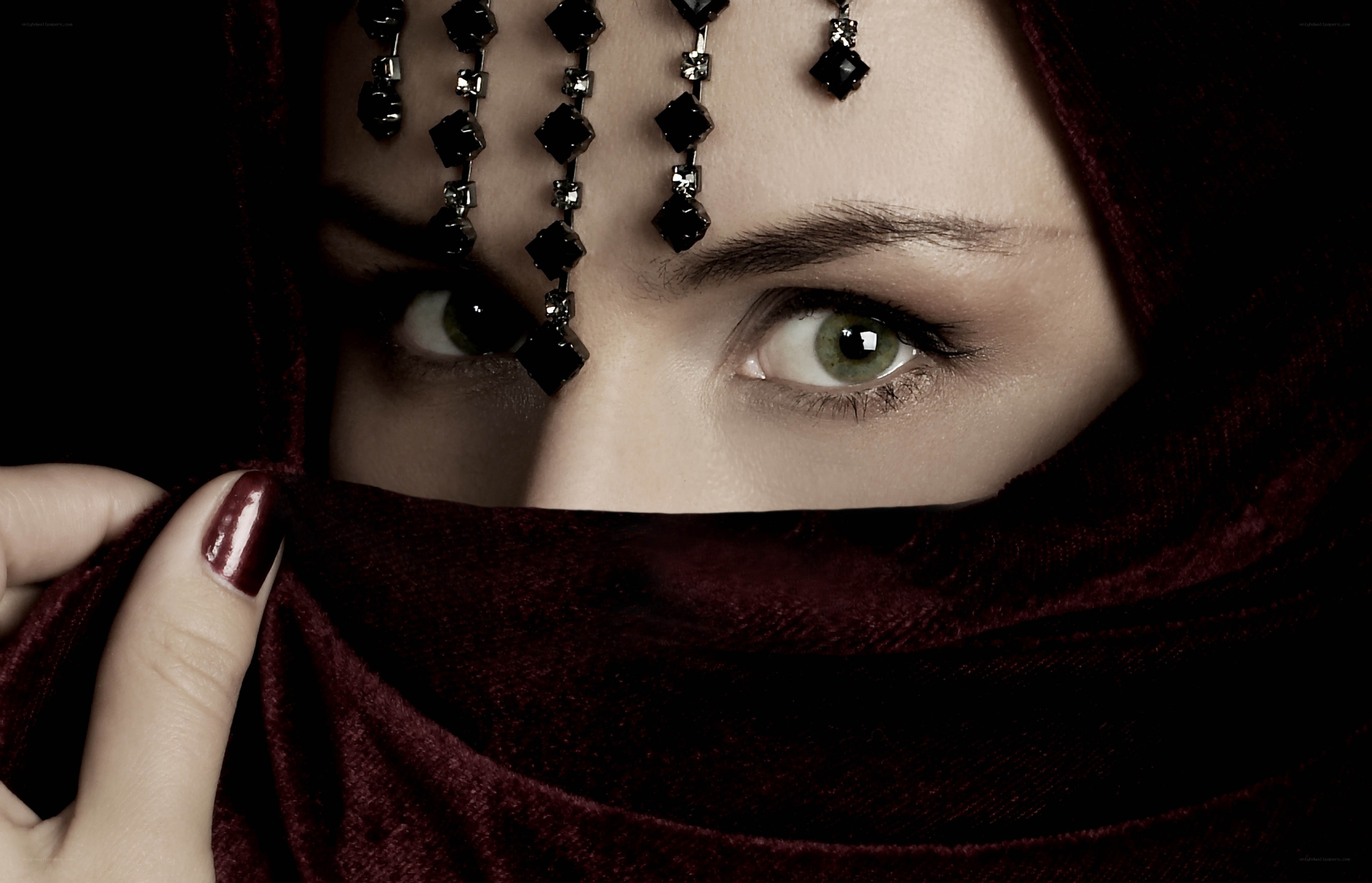 woman with green eyes and veil