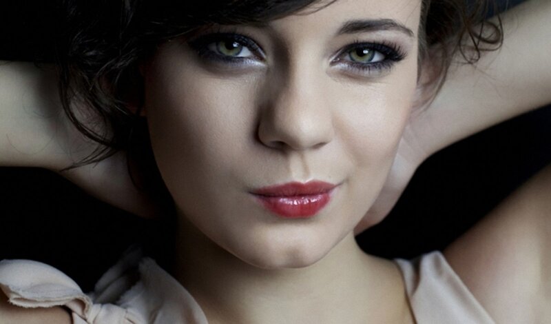 Woman with Green Eyes — Beige, Dramatic